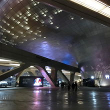 地下鉄出口を出て広がる景色