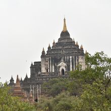 周囲の景色、ｘｘ寺院が目の前に見える