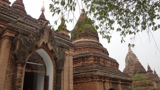 近辺で見つかった碑文に記された寺院