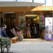 外から見ても、店内はなかなか混みよう