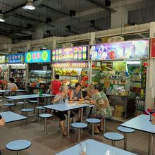 …中はお店がぎっしり。10時過ぎのブランチ・タイムの様子。