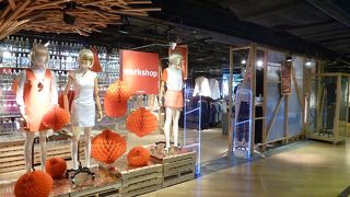 若者で賑わうサーヤムセンターの３F