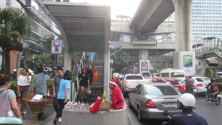 クリスマスシーズンのプルンチット駅