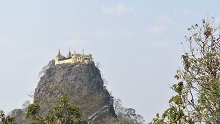 山のいただきの寺院。ナッ神の聖地