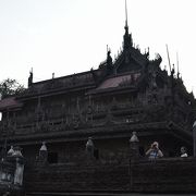 木造の堂々たる寺院