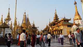 山全体が寺院。大理石の床が続く、別世界
