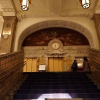 本館の大階段、2階は宴会場フロアです