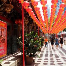 提灯が盛大に吊るされた寺院前。