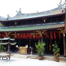 本殿内の撮影は禁止です。服装などのマナーにも要注意。