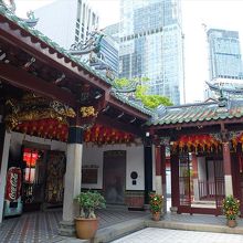 境内から見た周辺のビル群