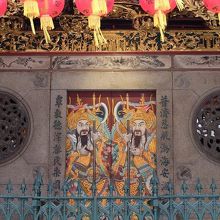 シアン・ホッケン寺院の門を守る門神の絵