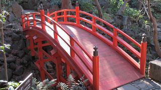 朱塗りの橋が色鮮やかです。