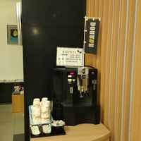 ロビーにセルフサービスのコーヒーサービス有り。