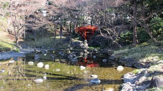 川のほとりには屏風岩もあります。