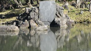 大泉水には蓬莱島があり、祠があります。徳大寺石と言う大きな石もあります。