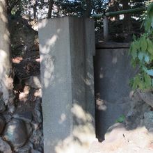 堂の前に会った大きな石。手水鉢だったのかな？確認不足です。