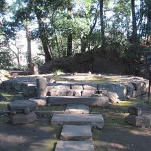 正面から見た所。前の方には灯篭がたっていたであろうな・・と想