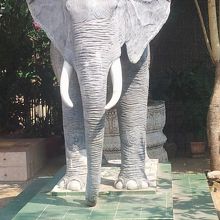 ワットウナロム寺内にて象さんの像です。