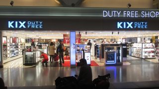 クリスマスシーズンのKIX DUTY FREE (本館南店)