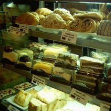 到着ロビーにあるパン屋さん。席が少ないです。