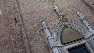 主祭壇を飾る絵画がみごとです