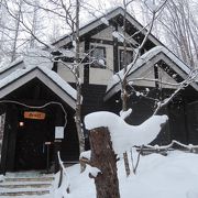 雪景色を見ながらゆっくりコーヒーを楽しめます