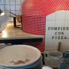 窯。ポンピエーレは消防士の意。