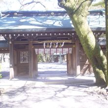 門までは歴史を感じたのだが