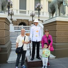 衛兵と写真を撮る観光客