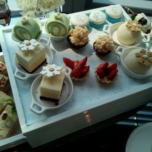 ケーキやスコーンが並んだボックス