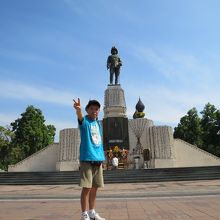 ラマ6世の銅像の前で