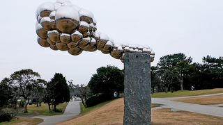 現代彫刻の数々が面白い，灌漑でつくった人工湖畔の公園