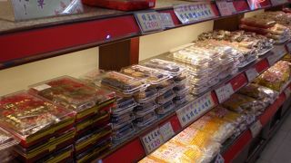 ルーウェイを買う行列ができています。