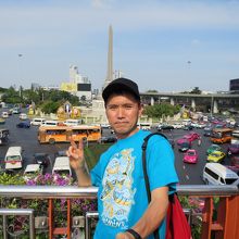 記念塔をバックに