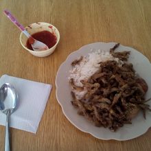 広場東側の魚料理店で食べた ISPI 揚げ。Bs.12 高っ