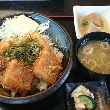 豆腐のカツ定食です。