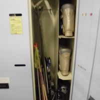 部屋番号と同じ番号のスキーロッカーにスキー道具を入れます。