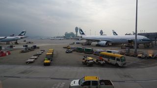 出国ゲートからは遠いが景色が良く、広くて食事も充実している