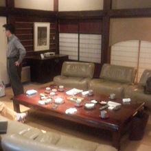 客室中央のリビング。到着後、茶菓が供されます。