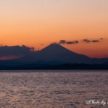 夕暮れ、温泉を出たあと、アイランドリゾートの敷地から見た富士