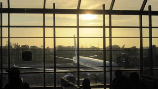 小さな飛行機のみ離着陸できる小さな空港