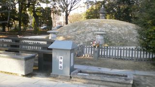 土が盛られた上に塔がたつ