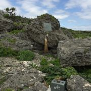 岩陰に一筋の黒髪　乙女らの自決の地なり　波もとどろに～荒崎海岸ひめゆり学徒散華の跡～