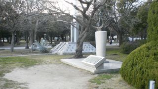 樹木の多い公園にたつ