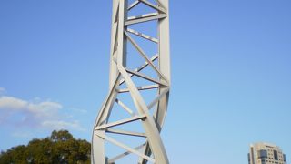 公園にたつ時計塔