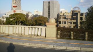 路面電車が走る