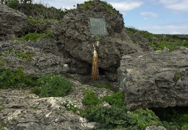 岩陰に一筋の黒髪　乙女らの自決の地なり　波もとどろに～荒崎海岸ひめゆり学徒散華の跡～