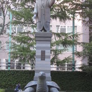 江戸東京博物館の北側に建つ銅像