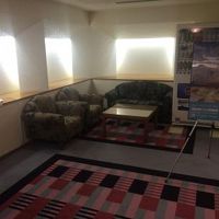 エレベーター回りにはソファーも。