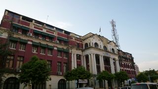 1917年に建てられた歴史建築は今なお現役の電信・電話局です。